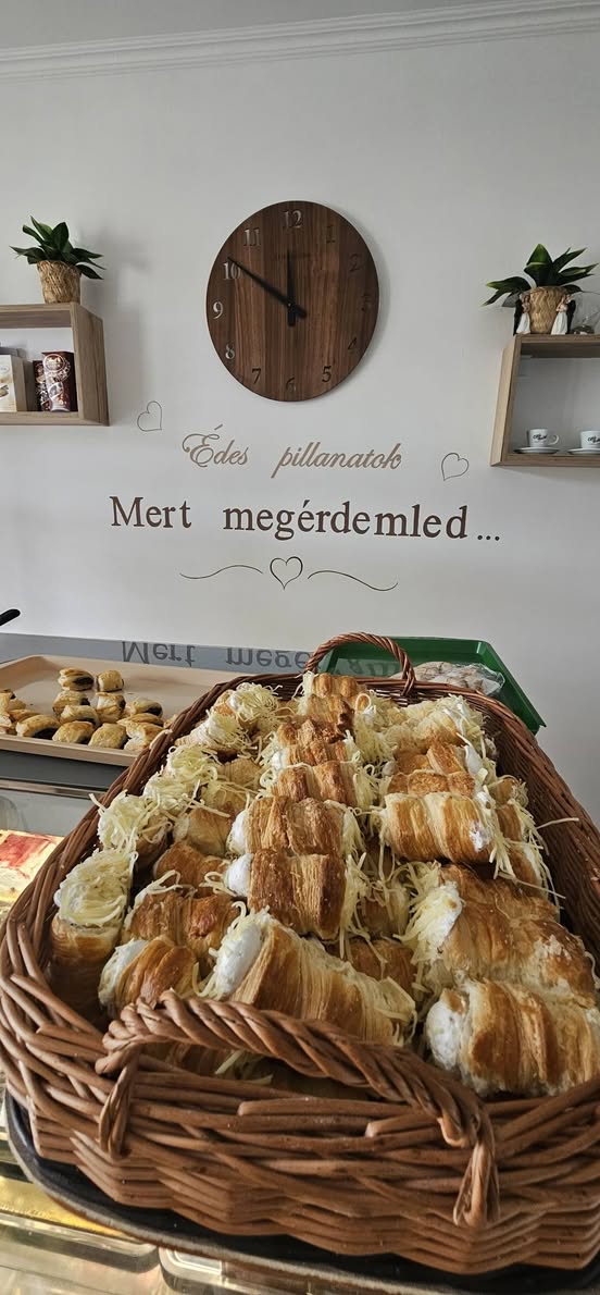 Sajtos croissantok vesszőkosárban.