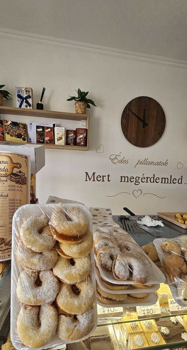 Porcukros fánkok tálcán, a pult mögött.